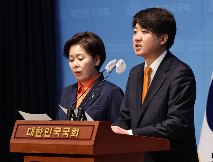 개혁신당 이준석 대표와 양향자 원내대표가 4일 오전 서울 여의도 국회 소통관에서 '철도산업 개혁' 정책공약을 발표하고 있다. / 사진=뉴스1