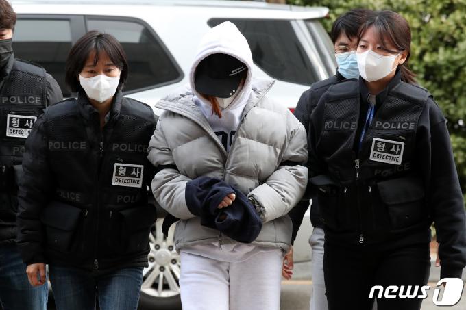 [사진] 모텔서 숨진 쌍둥이 갓난아기 친모 영장심사 출석