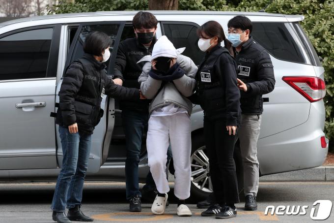 [사진] 생후 49일 쌍둥이 자매 모텔서 숨져 '친모 영장심사 묵묵부답'