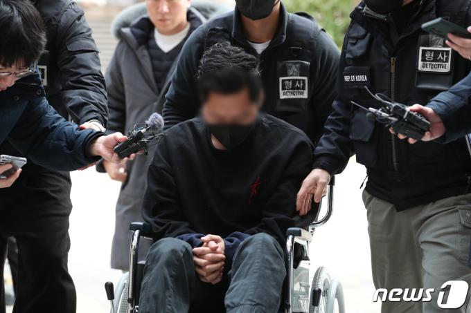 [사진] '아내에게 성인방송 강요' 전직 군인 A씨 영장심사 출석