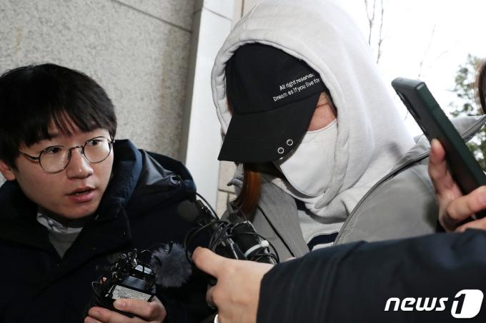[사진] 모텔서 숨진 생후 49일 쌍둥이 자매 '친모 영장실질심사 출석'