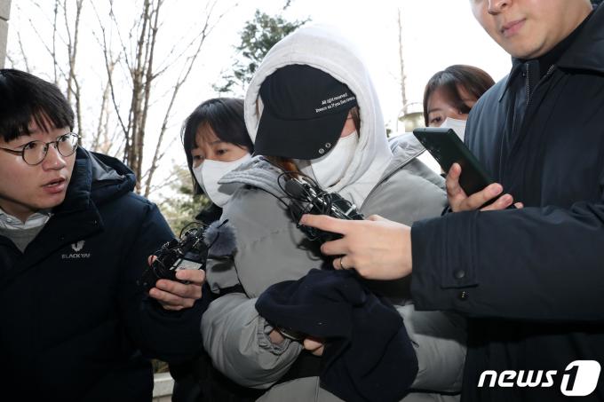 [사진] 생후 49일 쌍둥이 자매 숨지게 한 혐의 '친모 영장심사 출석'