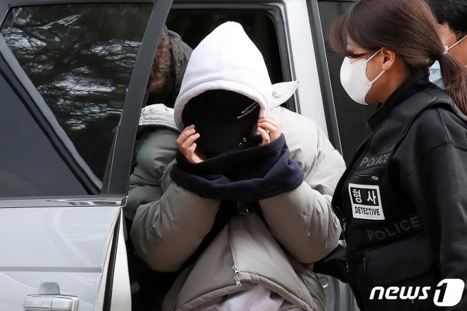 [사진] 모텔서 숨진 생후 49일 쌍둥이 자매 친모 구속 전 피의자 심문