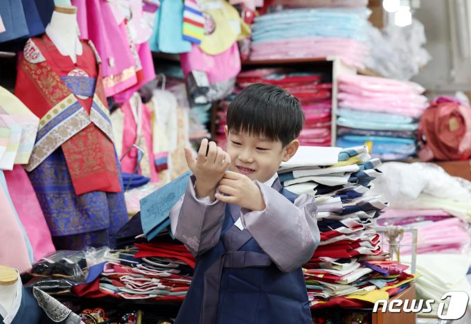 [사진] '설빔 사러 왔어요'