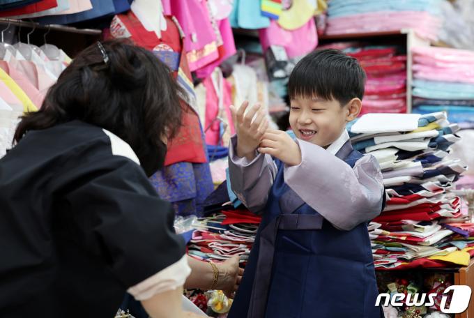 [사진] 설빔 입고 행복한 어린이