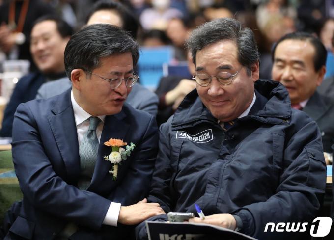이낙연 새로운미래 인재위원장과 박원석 미래대연합 공동대표가 28일 경기 수원시 팔달구 경기아트센터 컨벤션홀에서 열린 '새로운미래 경기도당 창당대회'에 참석해 이야기를 나누고 있다. 2024.1.28/뉴스1 ⓒ News1 김영운 기자