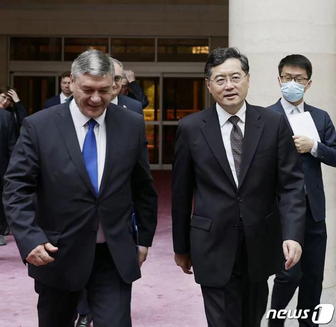 안드레이 루덴코 러시아 외무차관(왼쪽). 2023.6.25 ⓒ AFP=뉴스1 ⓒ News1 우동명 기자
