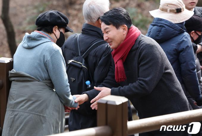 [사진] 원희룡 전 장관, 계양산 둘레길 돌며 시민들과 인사