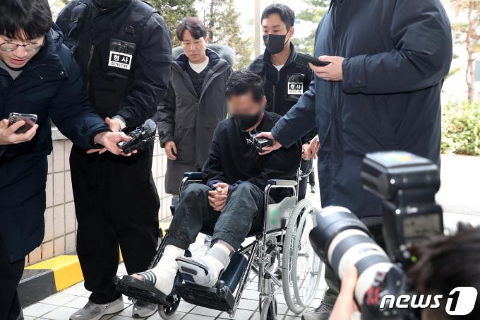 [사진] 아내 성인방송 출연 강요 및 감금 '영장심사 출석하는 전직 군인 A씨'