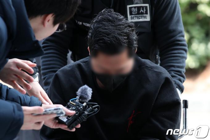 [사진] 성인방송 출연 강요 끝 숨진 아내 '전직 군인 영장심사 출석'