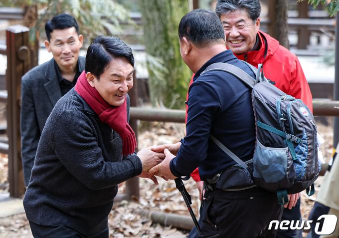 [사진] 원희룡 전 장관, 계양산 찾아 등산객과 인사