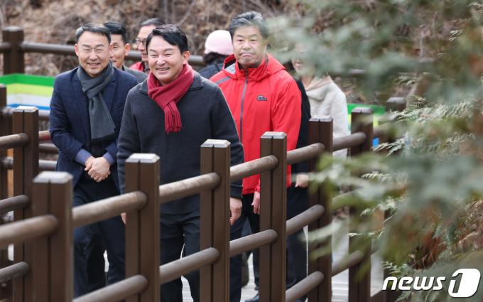 [사진] '인천 계양을 출사표' 원희룡 전 장관, 계양산 둘레길 방문