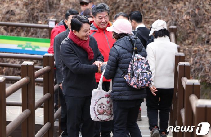 [사진] '인천 계양을 출사표' 원희룡 전 장관, 계양산 둘레길 방문