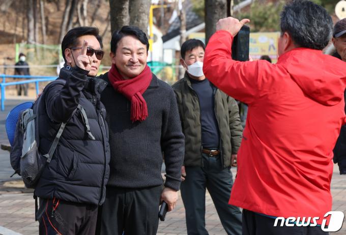 [사진] 원희룡 전 장관, 계양산 찾아 등산객과 기념촬영