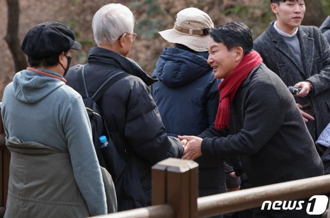 [사진] 원희룡 전 장관, 계양산 둘레길 돌며 시민들과 인사