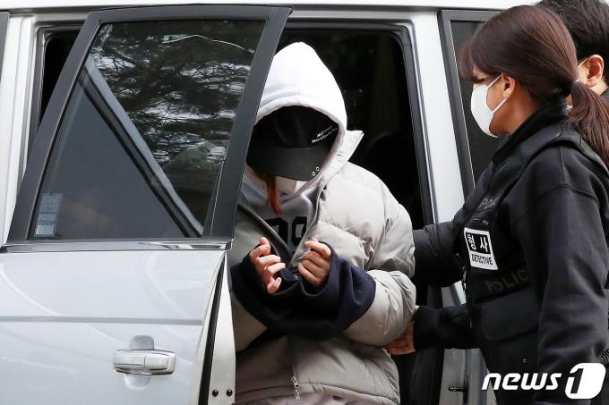 [사진] 모텔서 쌍둥이 자매 숨지게 한 친모 영장심사 출석