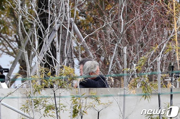 이재명 더불어민주당 대표가 4일 오후 경남 양산시 하북면 평산마을 문재인 전 대통령 사저를 방문해 문 전 대통령을 예방하고 있다. 2024.2.4/뉴스1 ⓒ News1 윤일지 기자