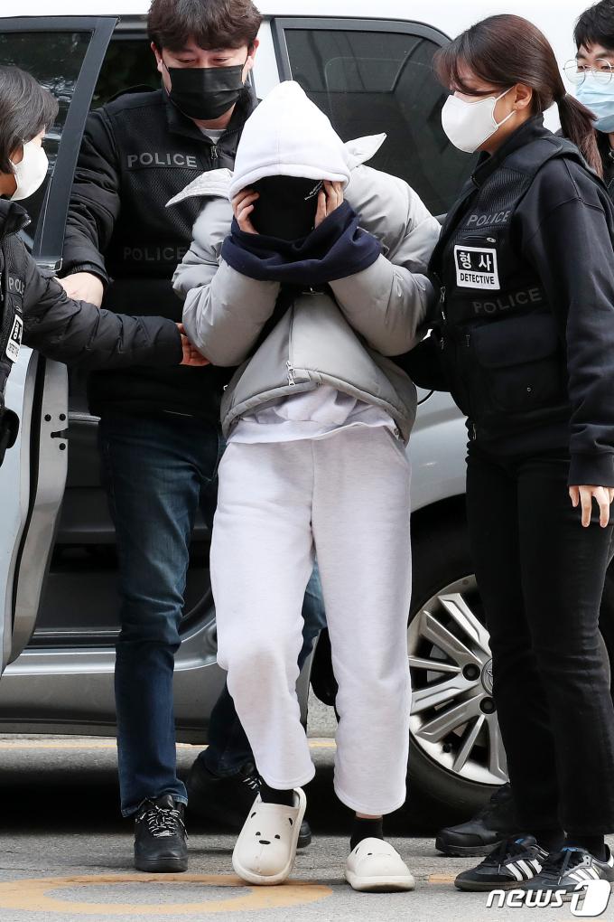 모텔에서 생후 49일 쌍둥이 자매를 숨지게 한 혐의를 받는 친모 A씨가 4일 인천 미추홀구 인천지방법원에서 열린 구속 전 피의자심문(영장실질심사)에 출석하고 있다.  2024.2.4/뉴스1 ⓒ News1 이승배 기자