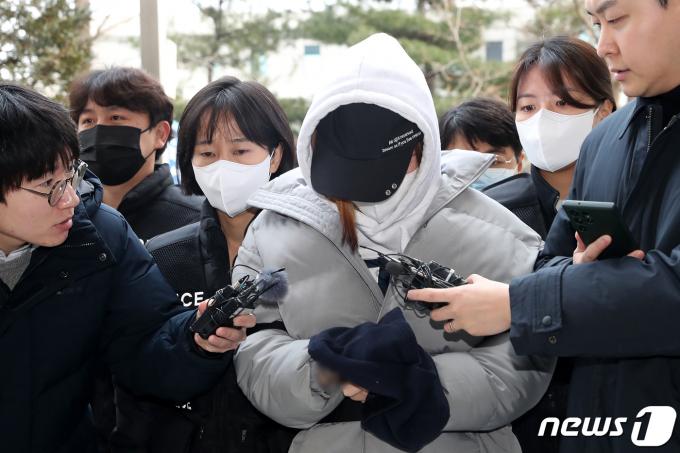 모텔에서 생후 49일 쌍둥이 자매를 숨지게 한 혐의를 받는 친모 A씨가 4일 인천 미추홀구 인천지방법원에서 열린 구속 전 피의자심문(영장실질심사)에 출석하고 있다. 2024.2.4/뉴스1 ⓒ News1 이승배 기자