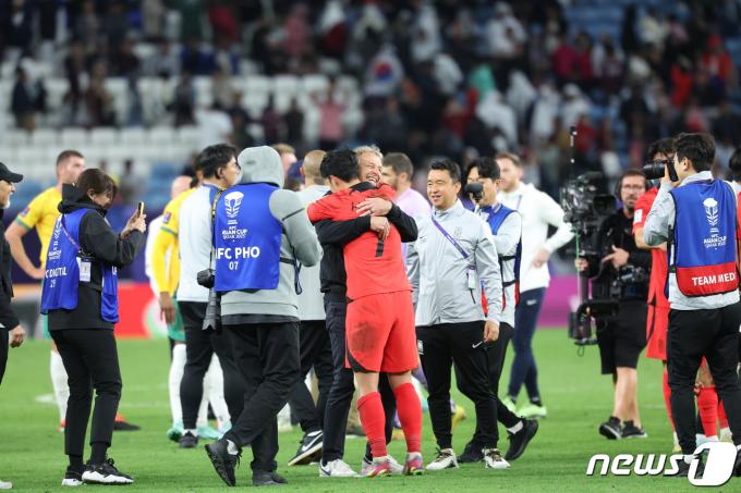 대한민국 위르겐 클린스만 감독과 손흥민이 2일(현지시간) 카타르 알와크라 알자누브 스타디움에서 열린 2023 아시아축구연맹(AFC) 카타르 아시안컵 8강전 호주와 대한민국의 경기에서 연장 접전 끝에 2대1로 승리를 거둬 4강 진출을 확정지은 뒤 승리의 기쁨을 만끽하고 있다. 2024.2.3/뉴스1 ⓒ News1 김성진 기자