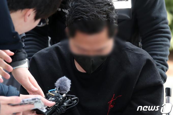 아내에게 성인방송 출연을 강요하고 자택에 감금한 혐의를 받는 전직 군인 A씨가 4일 오후 인천 미추홀구 인천지방법원에서 열린 구속 전 피의자심문(영장실질심사)에 출석하고 있다.  2024.2.4/뉴스1 ⓒ News1 이승배 기자