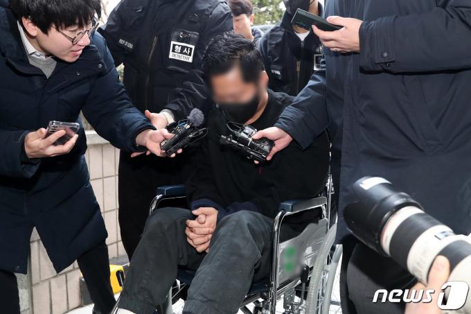 아내에게 성인방송 출연을 강요하고 자택에 감금한 혐의를 받는 전직 군인 A씨가 4일 오후 인천 미추홀구 인천지방법원에서 열린 구속 전 피의자심문(영장실질심사)에 출석하고 있다.  2024.2.4/뉴스1 ⓒ News1 이승배 기자