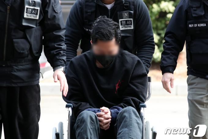 아내에게 성인방송 출연을 강요하고 자택에 감금한 혐의를 받는 전직 군인 A씨가 4일 오후 인천 미추홀구 인천지방법원에서 열린 구속 전 피의자심문(영장실질심사)에 출석하고 있다. 2024.2.4/뉴스1 ⓒ News1 이승배 기자