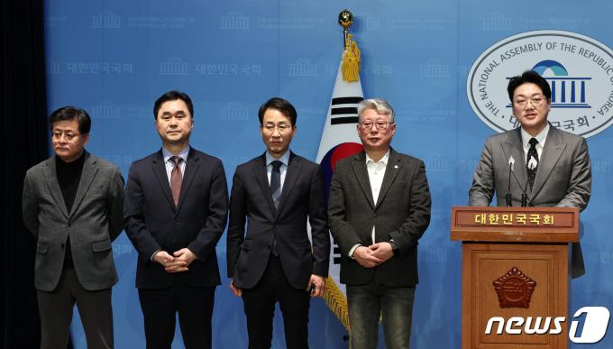 설주완 미래대연합(가칭) 신임 대변인이 18일 오전 서울 여의도 국회 소통관에서 인사말을 하고 있다. 왼쪽부터 박원석, 김종민, 이원욱, 조응천 공동창당준비위원장, 설 대변인. 2024.1.18/뉴스1 ⓒ News1 구윤성 기자