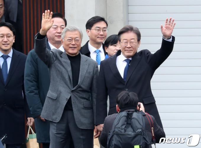 이재명 더불어민주당 대표가 4일 오후 경남 양산시 하북면 평산마을 문재인 전 대통령 사저를 방문한 가운데 문 전 대통령과 지지자들에게 손을 들어 인사하고 있다. 2024.2.4/뉴스1 ⓒ News1 윤일지 기자