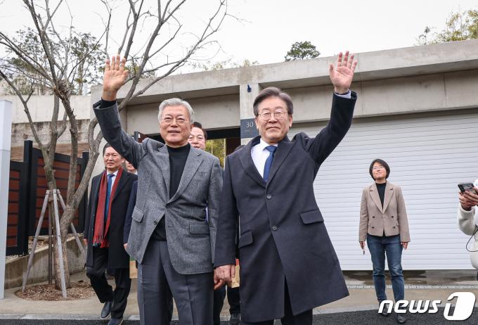 [사진] 지지자들 향해 손 흔드는 문재인·이재명