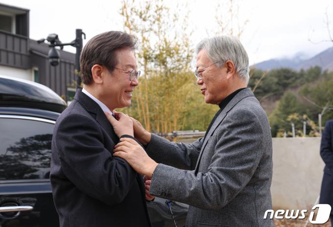 [사진] 문재인, 이재명 피습 부위 가리키며 