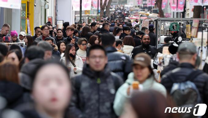 [사진] 포근한 '입춘', 인파로 가득한 명동거리