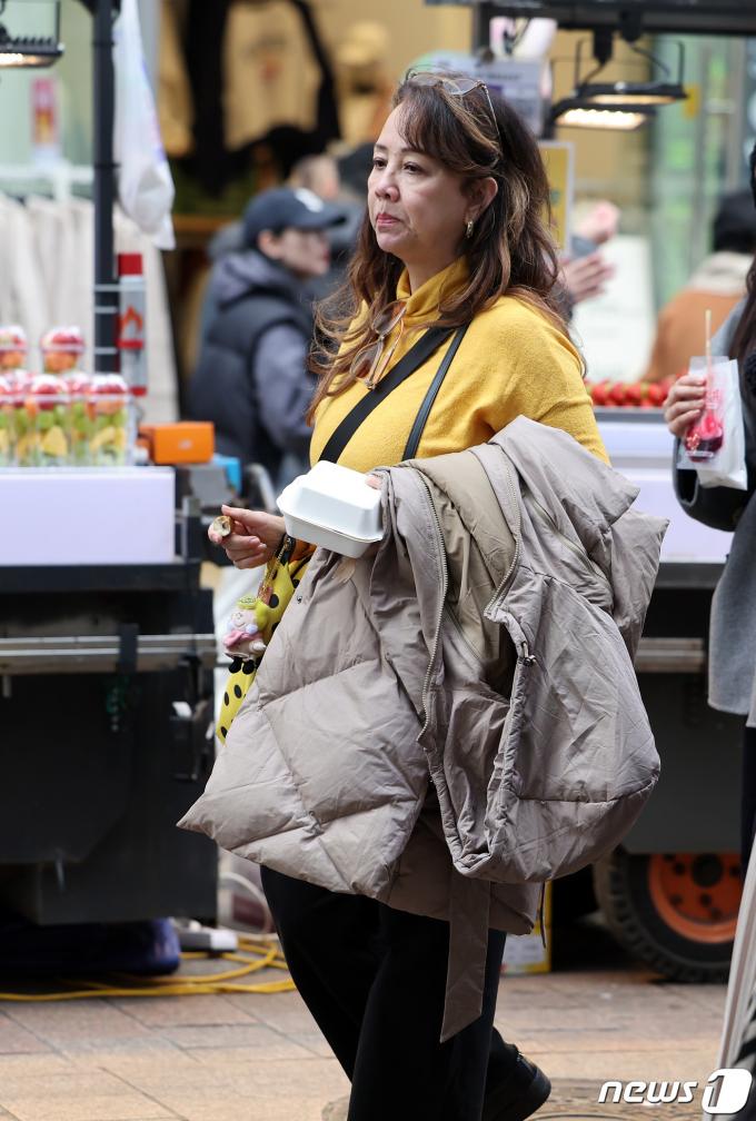 [사진] '포근한 서울 날씨에 외투는 잠깐 벗고'
