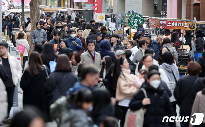 [사진] 포근한 '입춘', 명동거리는 북적북적