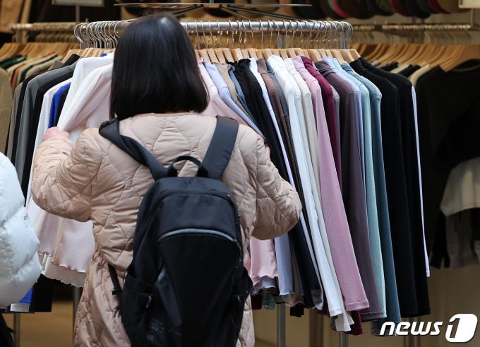 [사진] '봄 옷을 준비해볼까'