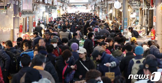 [사진] 설 앞두고 북적이는 전통시장