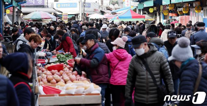 [사진] 설 앞두고 북적이는 전통시장