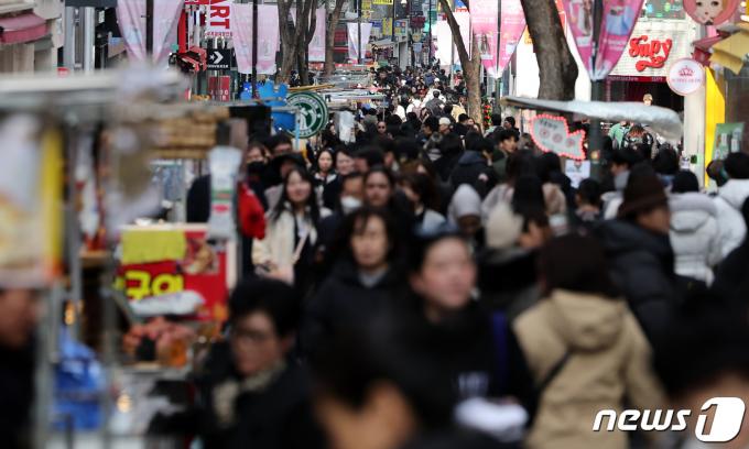 [사진] 봄처럼 따뜻한 날씨에 명동거리는 '북적북적'