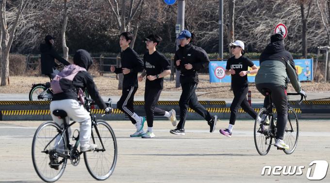 [사진] 따뜻한 '입춘', 오늘은 뛰기 좋은 날