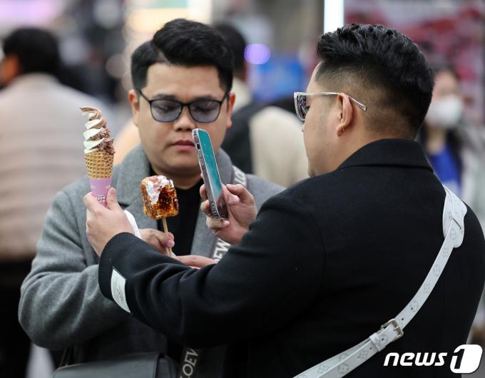 [사진] '포근한 날씨에 아이스크림 생각나요'