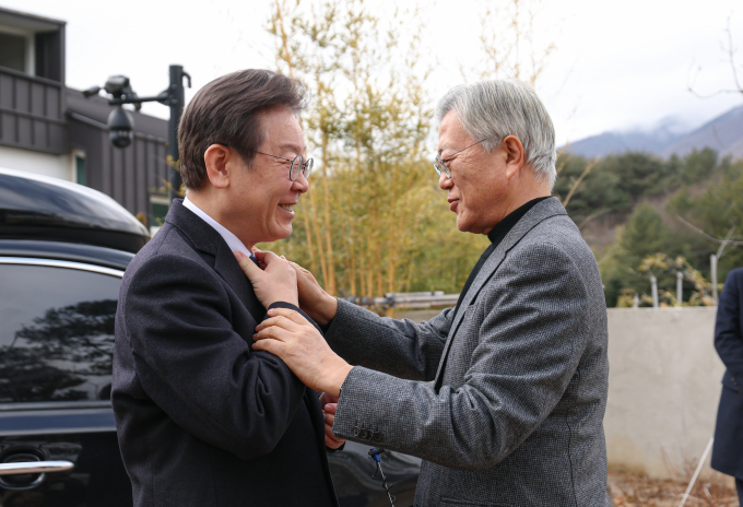 이재명 더불어민주당 대표가 4일 오후 경남 양산시 하북면 평산마을을 찾아 문재인 전 대통령을 예방한 가운데 문 전 대통령이 이 대표의 피습 부위를 가리키며 위로하고 있다. / 사진=더불어민주당