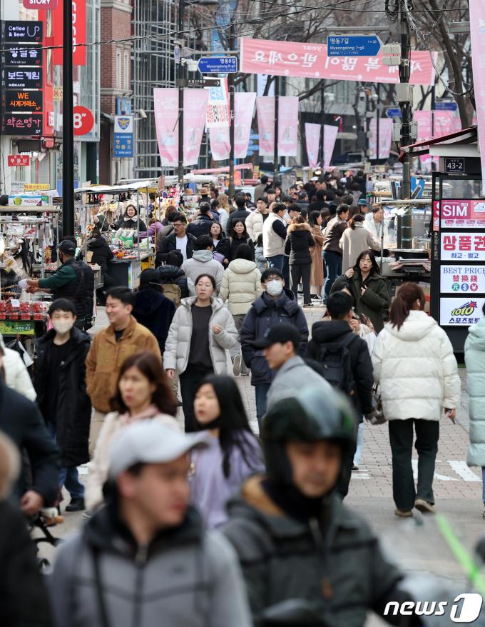 [사진] '51년 만의 따뜻한 입춘' 인파로 가득한 명동