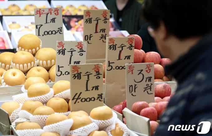 [사진] 설 앞두고 농산물 가격 급등…사과 57% 상승