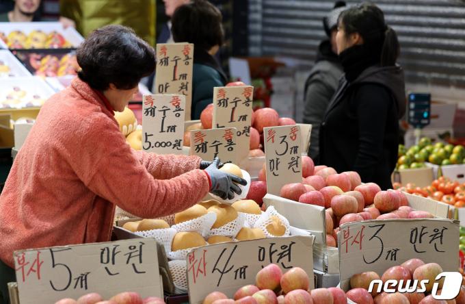 [사진] 사과 56.8%↑·배 41.2%↑…설 물가 고공행진 지속