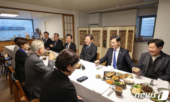 [사진] 평산마을 찾은 이재명, 문재인과 총선 승리 다짐