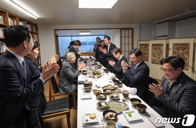 [사진] 이재명, 문재인 예방…경상도식 추어탕 오찬
