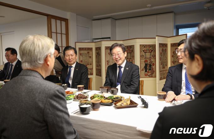 [사진] 이재명, 문재인 예방…경상도식 추어탕 오찬