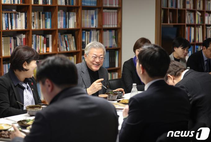 [사진] 이재명, 문재인 예방…경상도식 추어탕 오찬