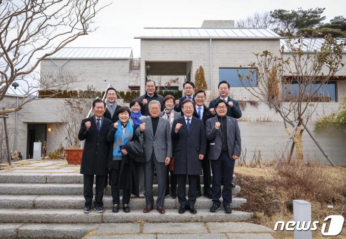 [사진] 이재명, 문재인 예방…총선 승리 다짐