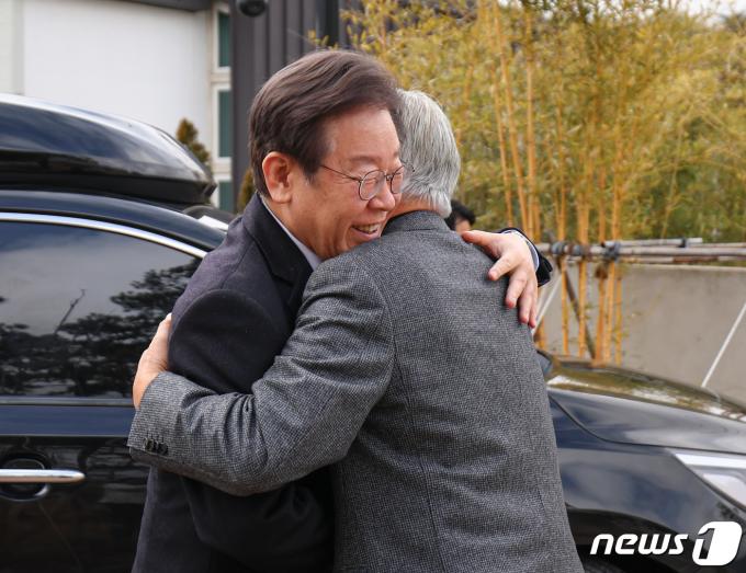 [사진] 문재인 전 대통령과 포옹하는 이재명 대표